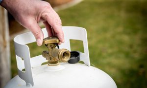 Hand adjusting propane tank valve